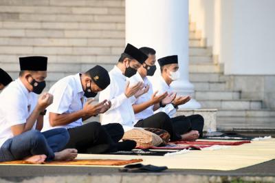 Presiden Joko Widodo melaksanakan shalat Idul Fitri di halaman Istana Bogor, Jawa Barat, Kamis (13/5/2021).