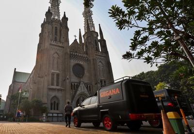 Petugas kepolisian melakukan pengamanan di Gereja Katedral Jakarta Pusat, Kamis (13/5/2021).
