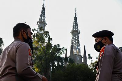 Petugas kepolisian melakukan pengamanan di Gereja Katedral Jakarta Pusat, Kamis (13/5/2021).