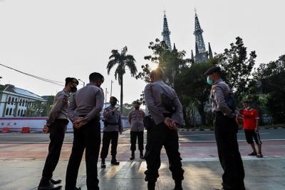 Petugas kepolisian melakukan pengamanan di Gereja Katedral Jakarta Pusat, Kamis (13/5/2021).