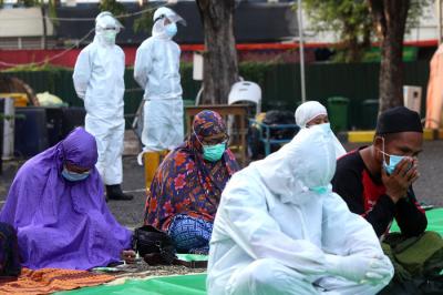 Puluhan pasien Covid-19 dan tenaga medis mengikuti Shalat Idul Fitri 1442 H di Rumah Sakit Lapangan (RSL) Kogabwilhan II, Surabaya, Kamis (13/5/2021).