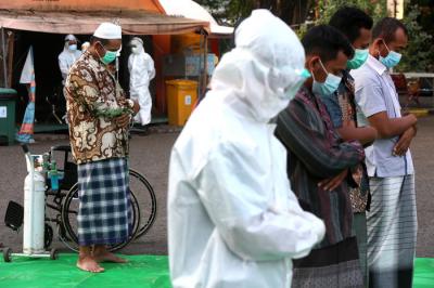 Puluhan pasien Covid-19 dan tenaga medis mengikuti Shalat Idul Fitri 1442 H di Rumah Sakit Lapangan (RSL) Kogabwilhan II, Surabaya, Kamis (13/5/2021).
