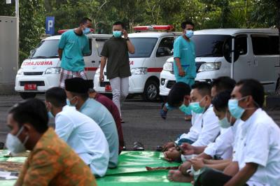 Puluhan pasien Covid-19 dan tenaga medis mengikuti Shalat Idul Fitri 1442 H di Rumah Sakit Lapangan (RSL) Kogabwilhan II, Surabaya, Kamis (13/5/2021).