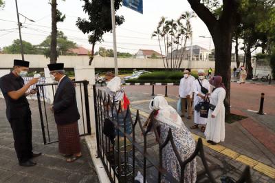 Jamaah bersiap melaksanakan Shalat Idul Fitri di Lapangan Masjid Agung Al-Azhar, Kebayoran Baru, Jakarta, Kamis (13/5/2021).