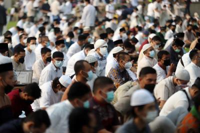 Jamaah bersiap melaksanakan Shalat Idul Fitri di Lapangan Masjid Agung Al-Azhar, Kebayoran Baru, Jakarta, Kamis (13/5/2021).