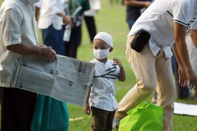 Jamaah bersiap melaksanakan Shalat Idul Fitri di Lapangan Masjid Agung Al-Azhar, Kebayoran Baru, Jakarta, Kamis (13/5/2021).