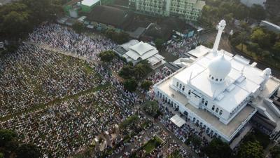 Foto dari udara umat muslim melaksanakan Shalat Idul Fitri 1442 Hijriah di Masjid Al Azhar, Jakarta, Kamis (13/5/2021).