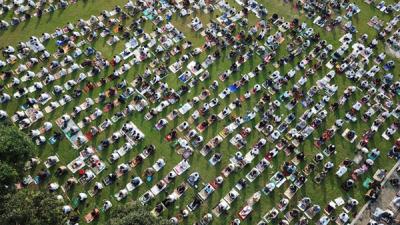 Foto dari udara umat muslim melaksanakan Shalat Idul Fitri 1442 Hijriah di Masjid Al Azhar, Jakarta, Kamis (13/5/2021).