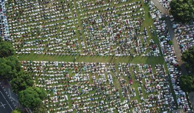 Foto dari udara umat muslim melaksanakan Shalat Idul Fitri 1442 Hijriah di Masjid Al Azhar, Jakarta, Kamis (13/5/2021).