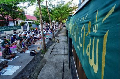 Pelaksanaan shalat Id di Jalan Amirullah, Makassar, Sulawesi Selatan, Kamis (13 Mei 2021).