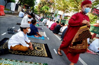 Pelaksanaan shalat Id di Jalan Amirullah, Makassar, Sulawesi Selatan, Kamis (13 Mei 2021).