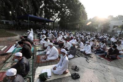 Jamaah melaksanakan Shalat Idul Fitri di Masjid Baitul Haq, Puri Gading, Kota Bekasi, Jawa Barat, Kamis (13/5/2021).