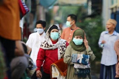 Warga melaksanakan shalat Idul Fitri 1442 Hijriah disepanjang jalan raya Sunter, Jakarta Utara, Kamis (13/5/2021).