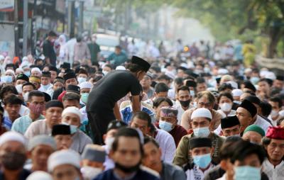 Warga melaksanakan shalat Idul Fitri 1442 Hijriah disepanjang jalan raya Sunter, Jakarta Utara, Kamis (13/5/2021).