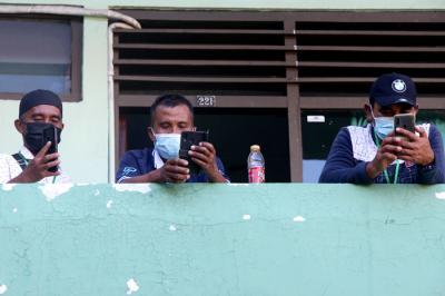 Pekerja Migran Indonesia Lilis Widyaningrum, bersilaturahmi dengan family lewat video call di ruang Karantina Asrama Haji Sukolilo Surabaya, Jumat (14/5/2021).