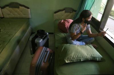 Pekerja Migran Indonesia Lilis Widyaningrum, bersilaturahmi dengan family lewat video call di ruang Karantina Asrama Haji Sukolilo Surabaya, Jumat (14/5/2021).