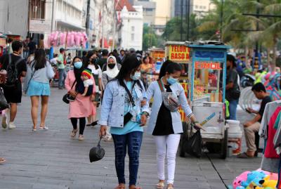 Warga memadati jalan di kawasan Kota Tua Jakarta, Jumat (14/5/2021).