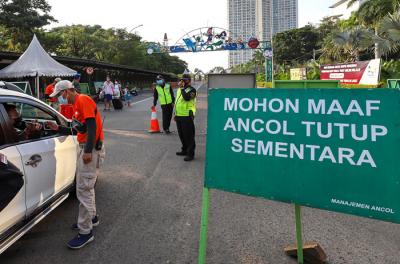 Suasana penjagaan gerbang pintu masuk Taman Impian Jaya Ancol, Jakarta Utara, Sabtu (15/5/2021).