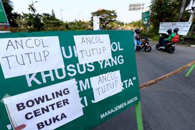Suasana penjagaan gerbang pintu masuk Taman Impian Jaya Ancol, Jakarta Utara, Sabtu (15/5/2021).