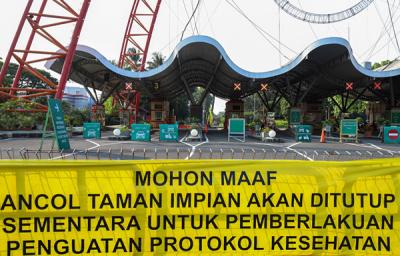 Suasana penjagaan gerbang pintu masuk Taman Impian Jaya Ancol, Jakarta Utara, Sabtu (15/5/2021).