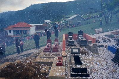 Ratusan warga dan pengunjung menyaksikan saat Festival Mercon di Desa Blumbang, Kecamatan Tawangmangu, Kabupaten Karanganyar, Jumat (14/5/2021).