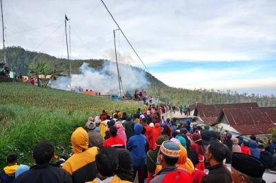 Ratusan warga dan pengunjung menyaksikan saat Festival Mercon di Desa Blumbang, Kecamatan Tawangmangu, Kabupaten Karanganyar, Jumat (14/5/2021).
