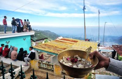Ratusan warga dan pengunjung menyaksikan saat Festival Mercon di Desa Blumbang, Kecamatan Tawangmangu, Kabupaten Karanganyar, Jumat (14/5/2021).