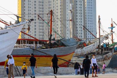 Warga menikmati pemandangan Pelabuhan Sunda Kelapa, Jakarta Utara, Sabtu (15/5/2021).