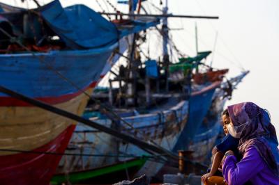 Warga menikmati pemandangan Pelabuhan Sunda Kelapa, Jakarta Utara, Sabtu (15/5/2021).