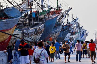 Warga menikmati pemandangan Pelabuhan Sunda Kelapa, Jakarta Utara, Sabtu (15/5/2021).