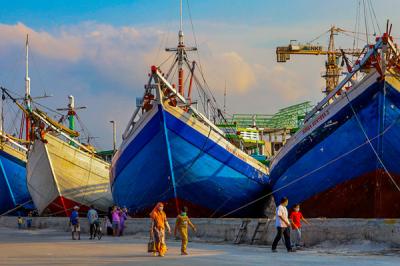 Warga menikmati pemandangan Pelabuhan Sunda Kelapa, Jakarta Utara, Sabtu (15/5/2021).