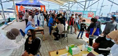 Petugas gabungan kesehatan dan kepolisian memeriksa kesehatan tamu dan wisatawan yang datang ke Pulau Pramuka, Kepulauan Seribu, Jakarta, Sabtu (15/5/2021).