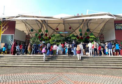 Pengunjung memadati Taman Mini Indonesia Indah (TMII), Jakarta Timur, Sabtu (15/5/2021).