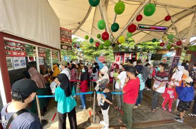 Pengunjung memadati Taman Mini Indonesia Indah (TMII), Jakarta Timur, Sabtu (15/5/2021).