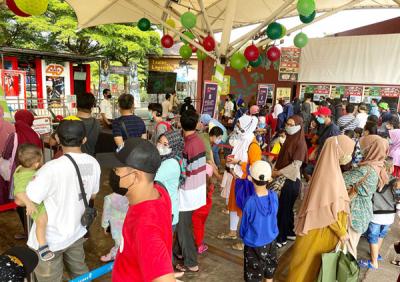 Pengunjung memadati Taman Mini Indonesia Indah (TMII), Jakarta Timur, Sabtu (15/5/2021).