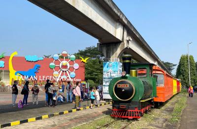 Pengunjung memadati Taman Mini Indonesia Indah (TMII), Jakarta Timur, Sabtu (15/5/2021).