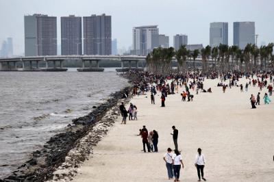 Suasana pengunjung memadati Pantai Pasir Putih PIK 2, Dadap, Kabupaten Tangerang, Banten, Sabtu (15/5/2021).