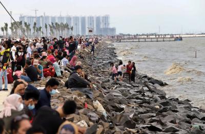 Suasana pengunjung memadati Pantai Pasir Putih PIK 2, Dadap, Kabupaten Tangerang, Banten, Sabtu (15/5/2021).