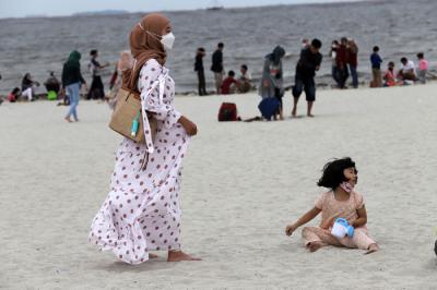 Suasana pengunjung memadati Pantai Pasir Putih PIK 2, Dadap, Kabupaten Tangerang, Banten, Sabtu (15/5/2021).
