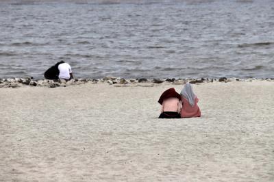 Suasana pengunjung memadati Pantai Pasir Putih PIK 2, Dadap, Kabupaten Tangerang, Banten, Sabtu (15/5/2021).