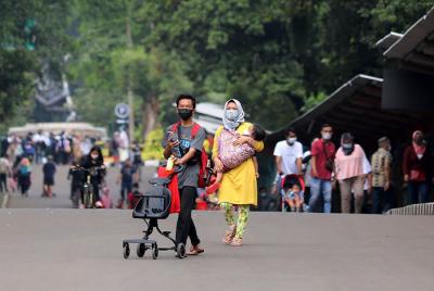 Wisatawan melihat hewan saat berwisata di Taman Margasatwa Ragunan, Jakarta, Sabtu (15/5/2021).