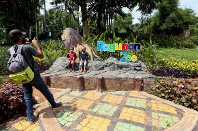 Wisatawan melihat hewan saat berwisata di Taman Margasatwa Ragunan, Jakarta, Sabtu (15/5/2021).