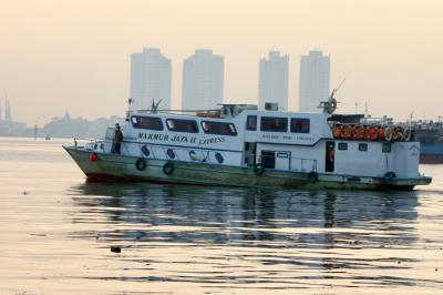 Wisatawan dan warga memadati penyeberangan Pelabuhan Kali Adem, Muara Angke, Jakarta Utara, Sabtu (15/5/2021).