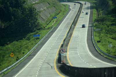 Jalan Tol Semarang-Solo terpantau lengang, Minggu (16/5/2021).
