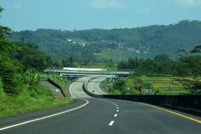 Jalan Tol Semarang-Solo terpantau lengang, Minggu (16/5/2021).