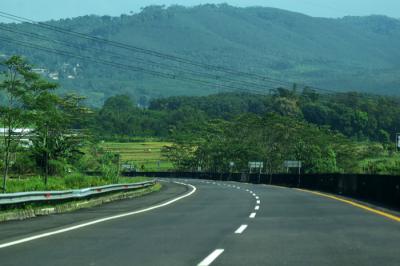 Jalan Tol Semarang-Solo terpantau lengang, Minggu (16/5/2021).