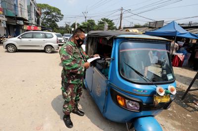 Petugas kesehatan mengambil sampel lendir pengendara saat tes swab antigen di Penyekatan Bojongsari, Depok, Jawa Barat, Minggu (16/5/2021).