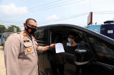 Petugas kesehatan mengambil sampel lendir pengendara saat tes swab antigen di Penyekatan Bojongsari, Depok, Jawa Barat, Minggu (16/5/2021).