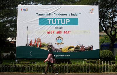 Petugas memberitahu TMII tutup kepada pengendara di TMII, Jakarta Timur, Minggu (16/5/2021).
