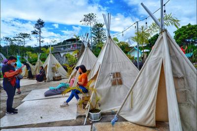 Suasana pengunjung berwisata di The River Malino, Kecamatan Tinggimoncong, Kabupaten Gowa, Sulawesi Selatan, Minggu (16/5/2021).